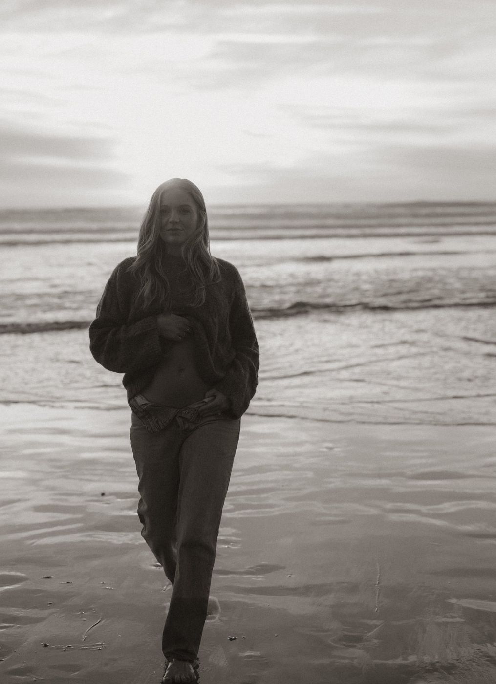 Alexa pregnant, walking on the beach
